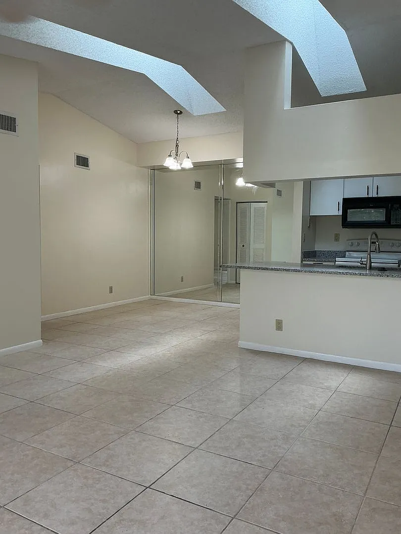 2/2 Condo In The Desirable Riverfront Gated Community Of Anchorage Cove. — Photo 3