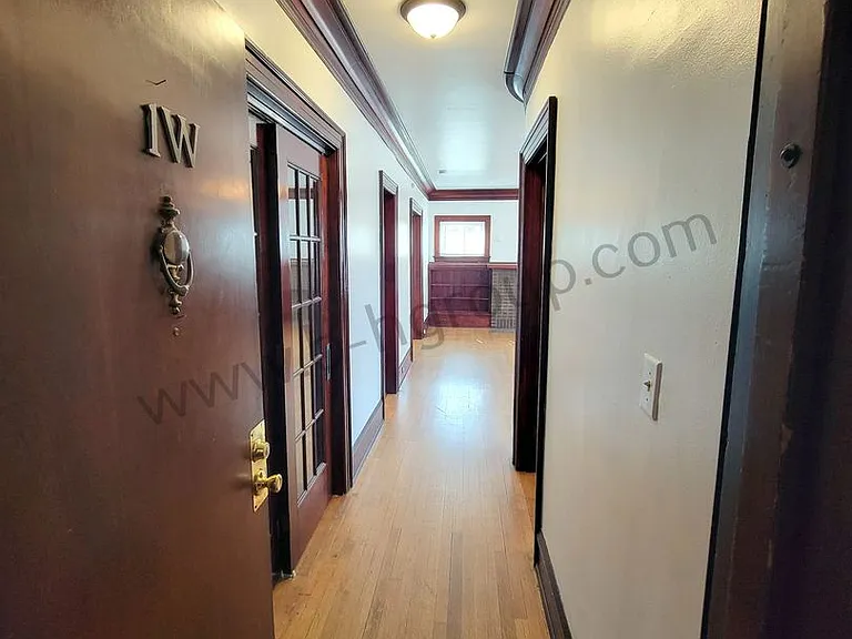 811 60th St — Photo 3
