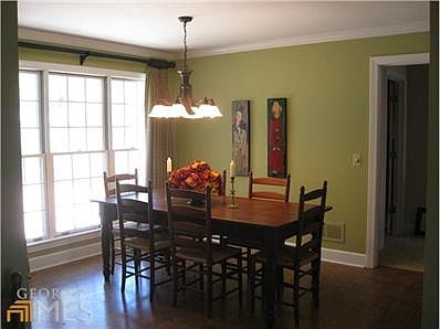 SEPARATE DINING ROOM
