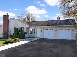 9 Woodhampton Dr, Ewing, NJ 08638