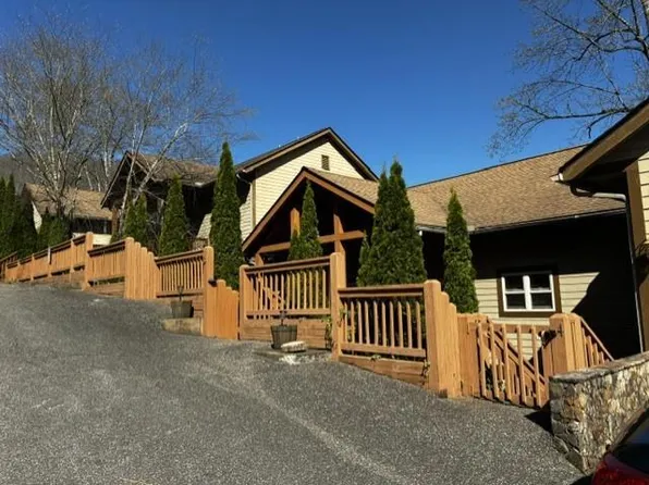 76 Sawgrass Dr #4, Whittier, NC 28789