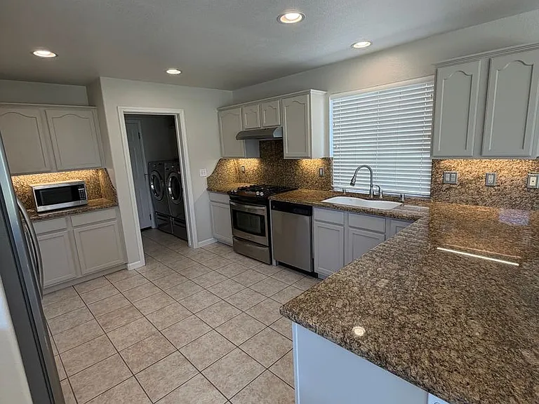 1810 Baylor Ln — Photo 7
