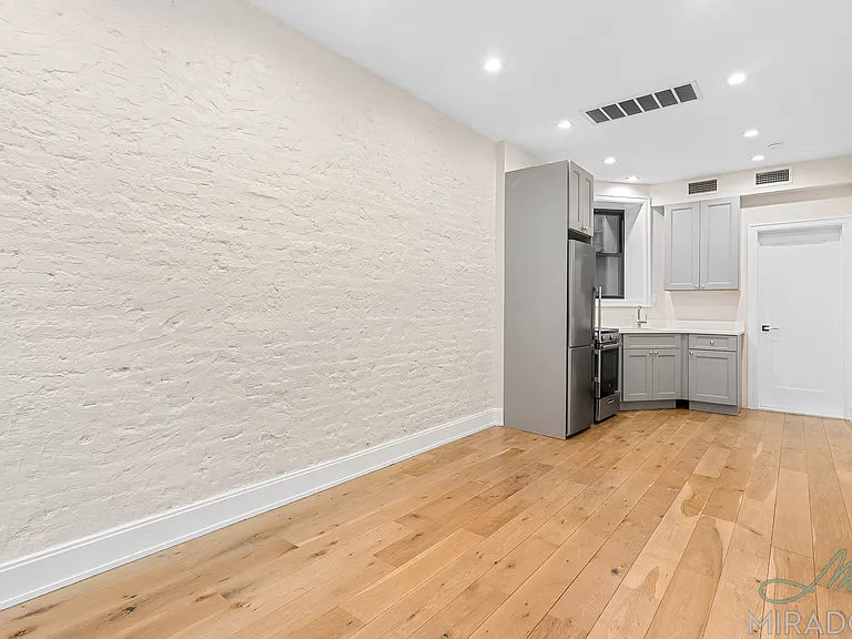 221 E 10th St #1 — Photo 6