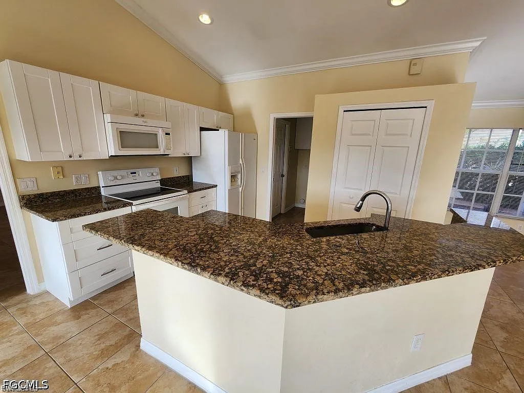 3 bed, 2.0 bath, 1414 sqft, $2,095 — Photo 2