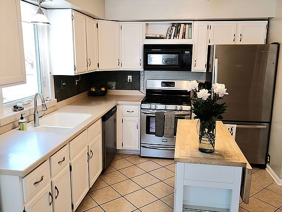 5th image of 422 Roslyn Ave