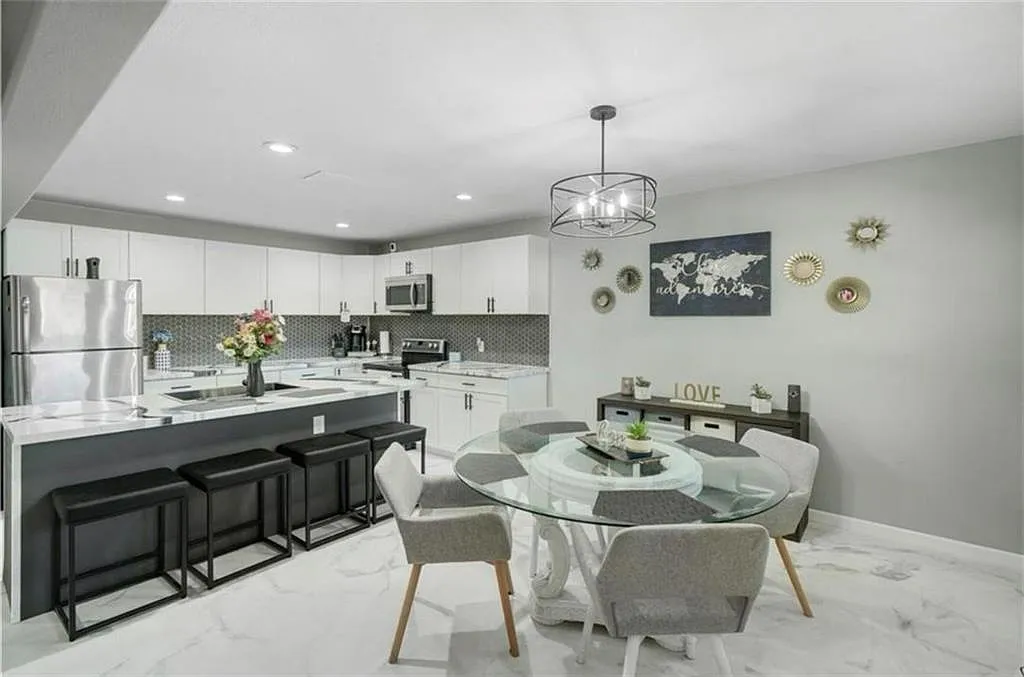 3 bed, 1.5 bath, 1060 sqft, $1,695 — Photo 4