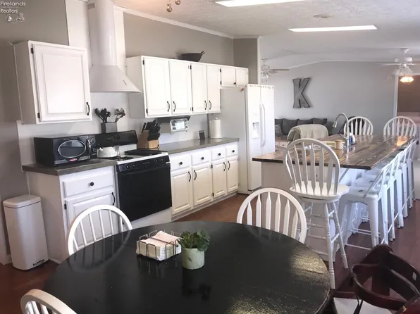 1688 N Coldwater Crossing Rd, Lakeside Marblehead, OH 43440