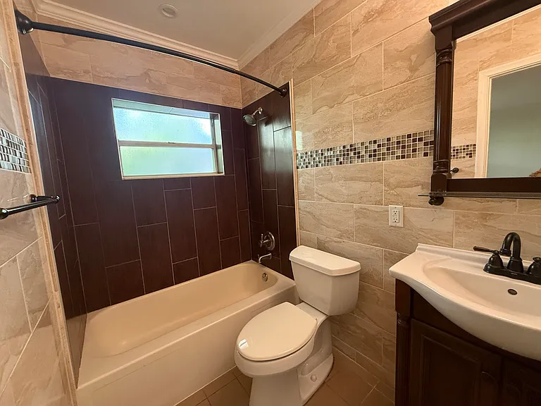 1640 NE 4th Pl #2 — Photo 7