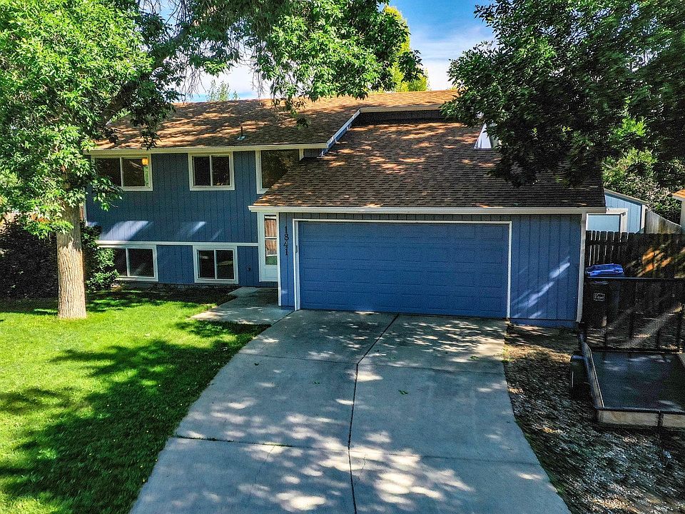 A1 - 32 - Front yard.jpg