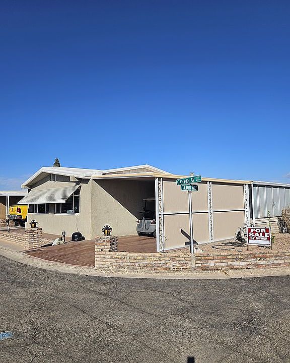 corner lot on dead end road 
