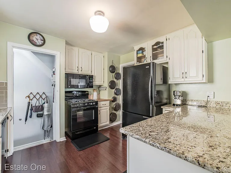 475 E Marshall St — Photo 11