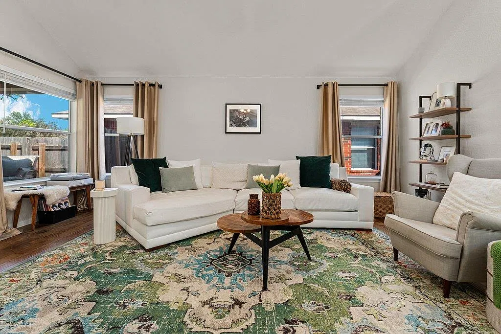 4 bed, 2.0 bath, 1961 sqft, $2,250 — Photo 4