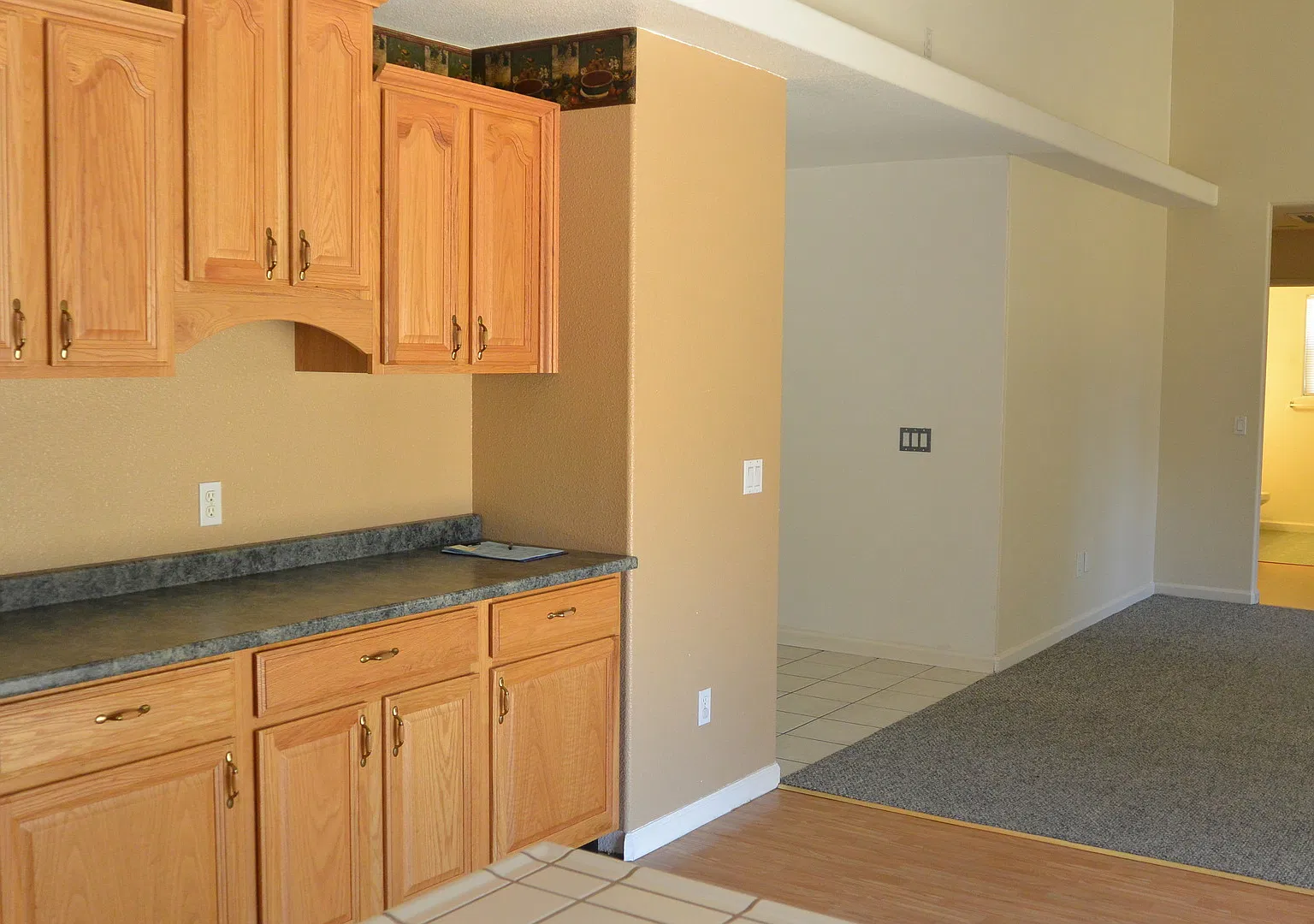 3 Bedroom, 2 bathroom Home in South West Visalia off of Caldwell and Dans — Photo 2