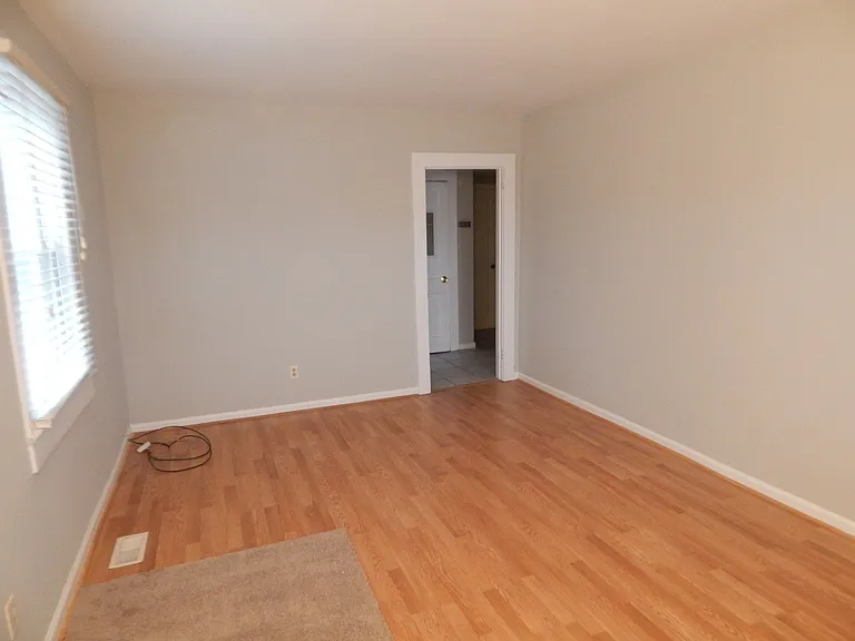 24 W Greensboro St #B — Photo 3