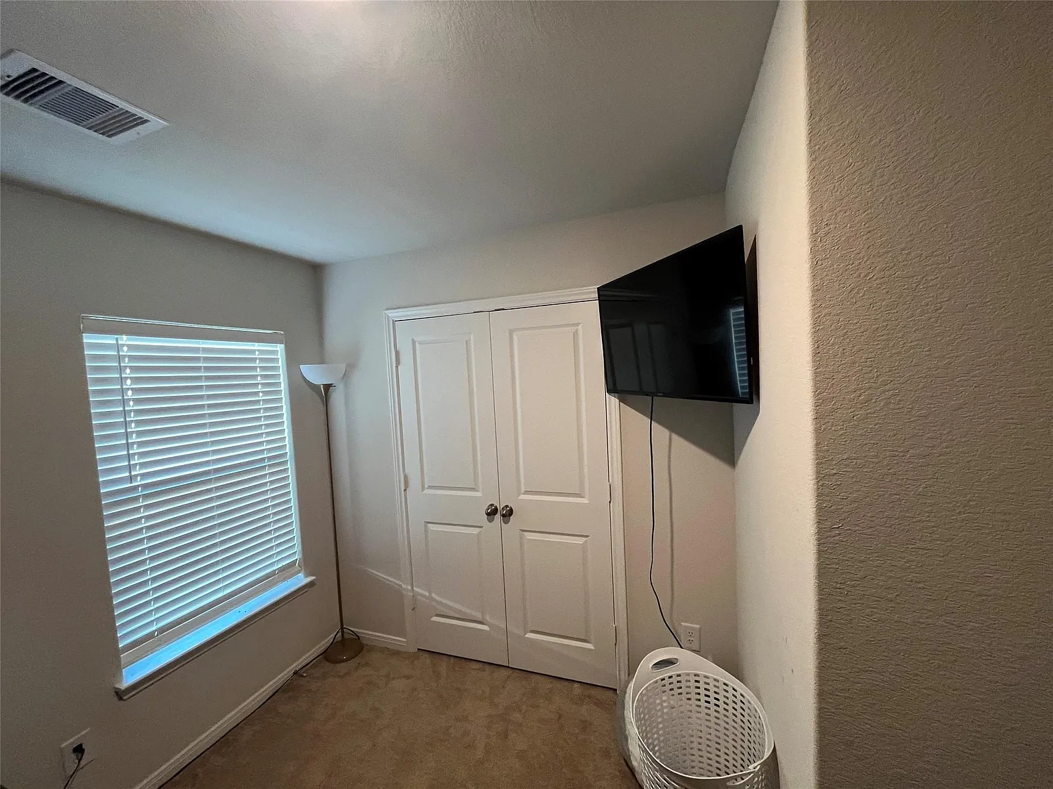 3 bed, 2.0 bath, 1081 sqft, $1,800 — Photo 4