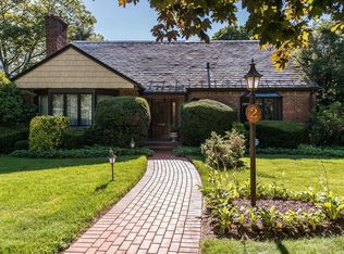 2 Glenwood Ln, Roslyn Heights, NY 11577