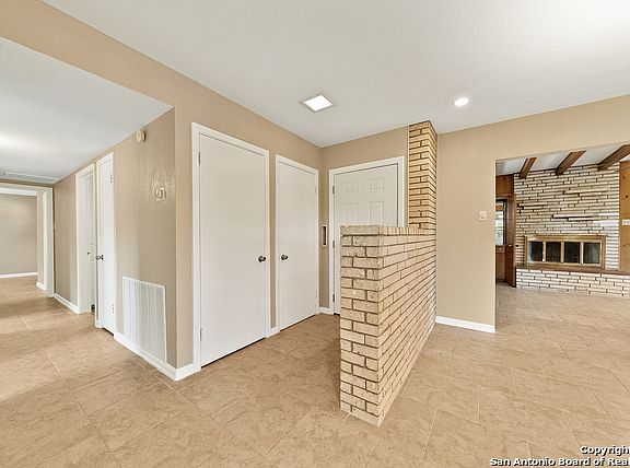 3rd image of 902 Brookview Dr