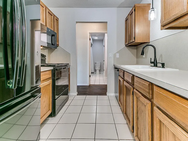 425 Dauphin Ave — Photo 8