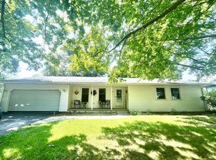 707 Western Hills Dr, Mahomet, IL 61853