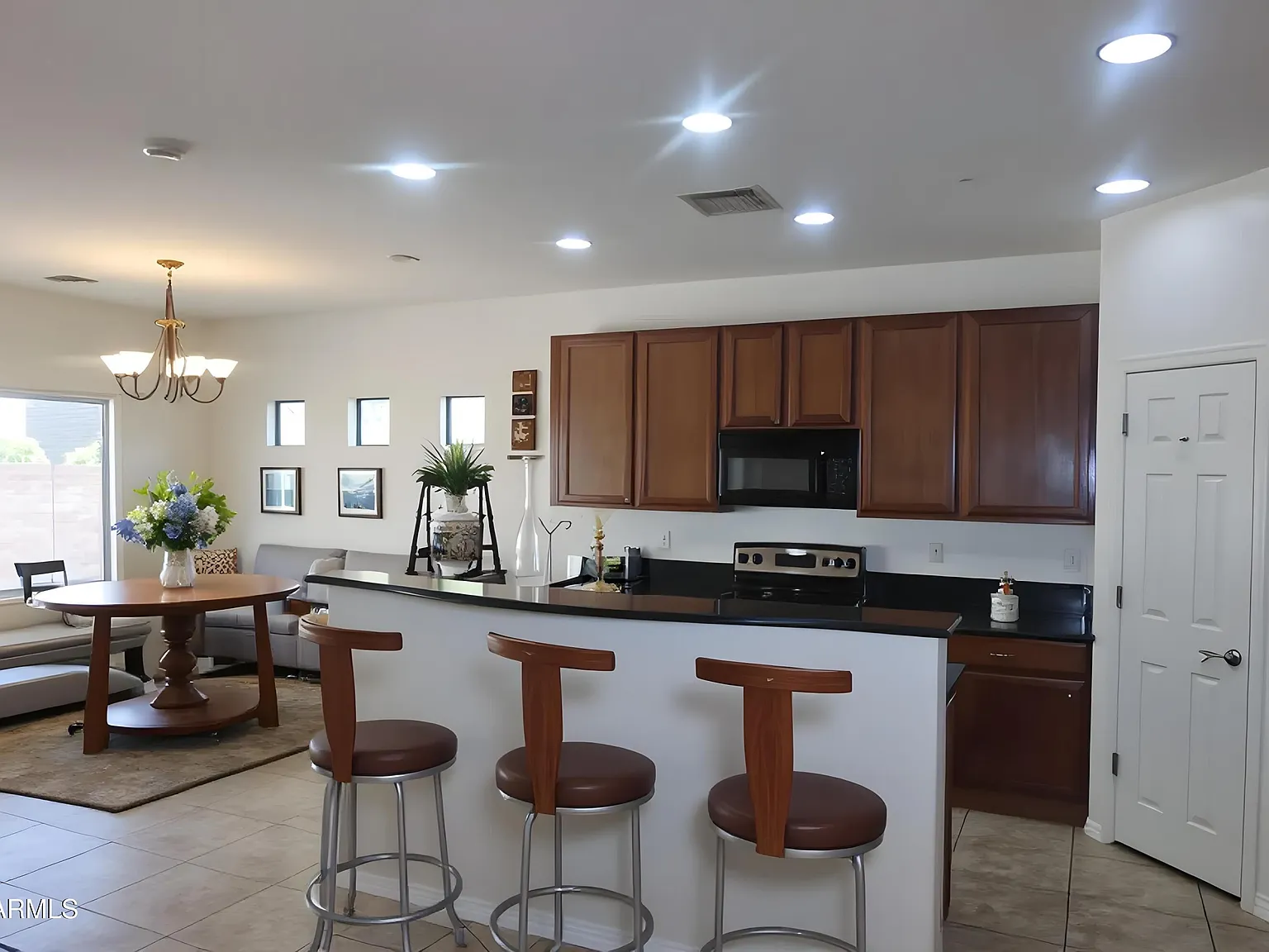 3 bed, 2.0 bath, 1813 sqft, $2,350 — Photo 4