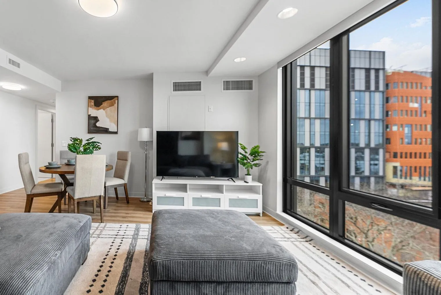 2 bed, 2.0 bath, 1054 sqft, $4,139 — Photo 3