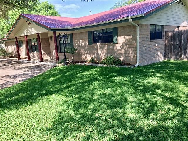 Beautiful, unique, updated ranch-style home in downtown Hutto! Move-in ready. It's currently a 3/2.5