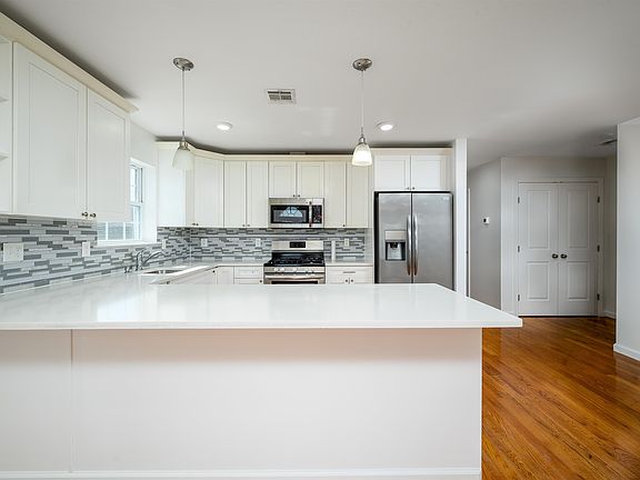 4th image of 44 W 50th St
