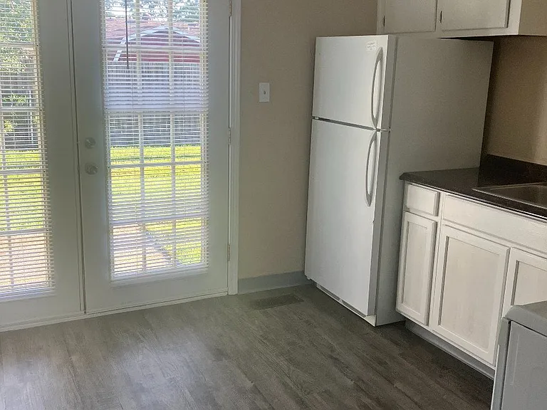 Evergreen Village Apartments & Townhouses — Photo 32