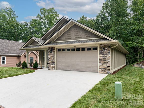 5th image of 281 Carriage Crest Dr