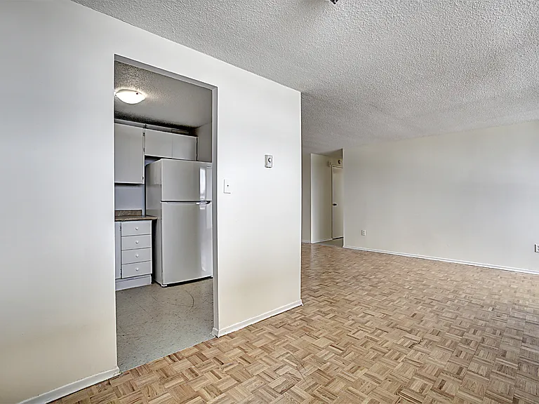 666 King St E — Photo 16