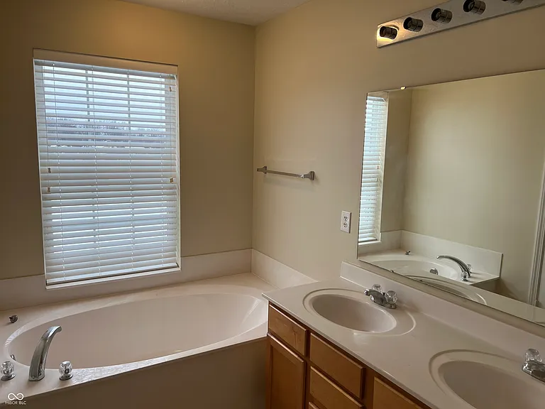 3522 Golden Gate Dr N — Photo 35