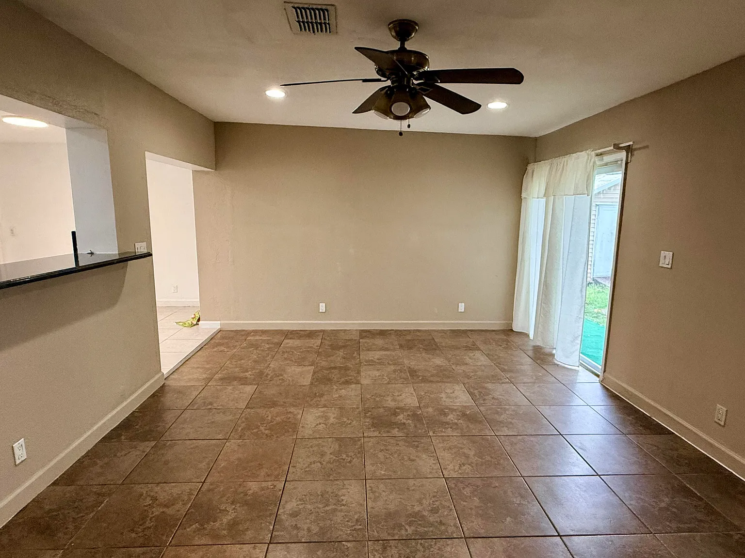 3 bed, 2.0 bath, 1912 sqft, $3,100 — Photo 3