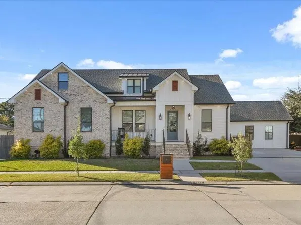 2716 Volpe Dr, Chalmette, LA 70043