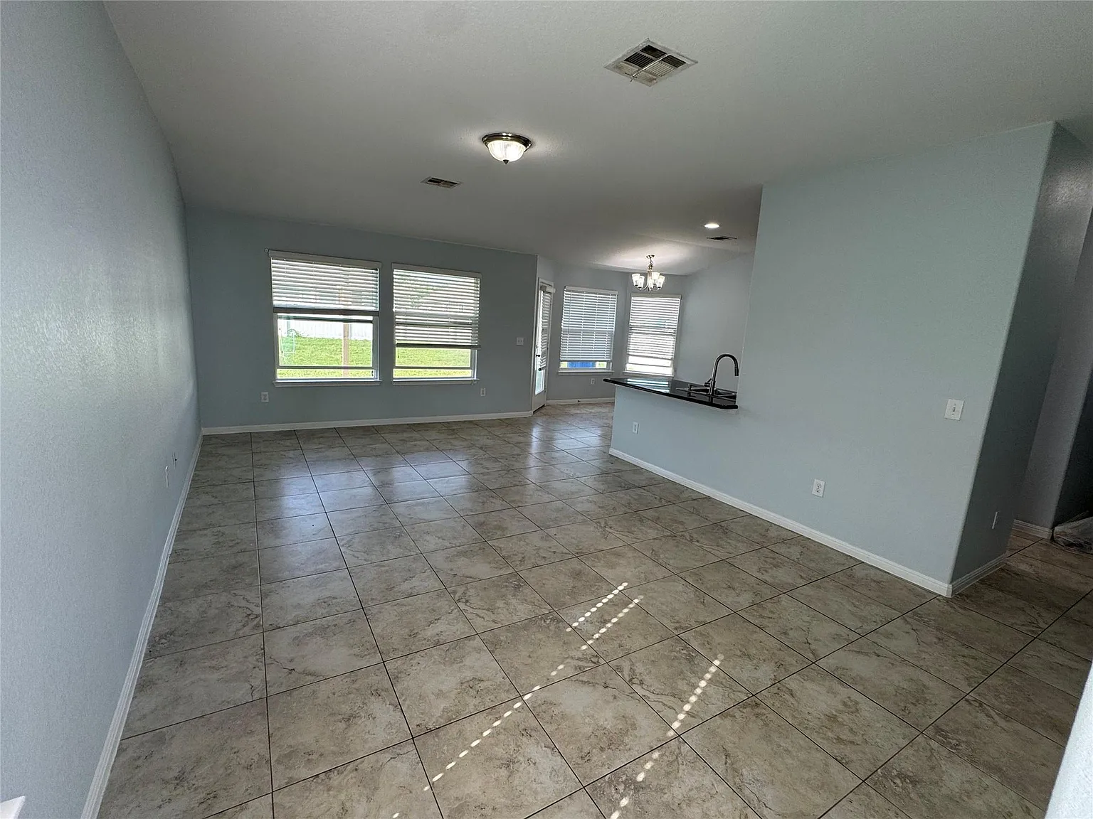 3 bed, 2.0 bath, 1402 sqft, $1,950 — Photo 4