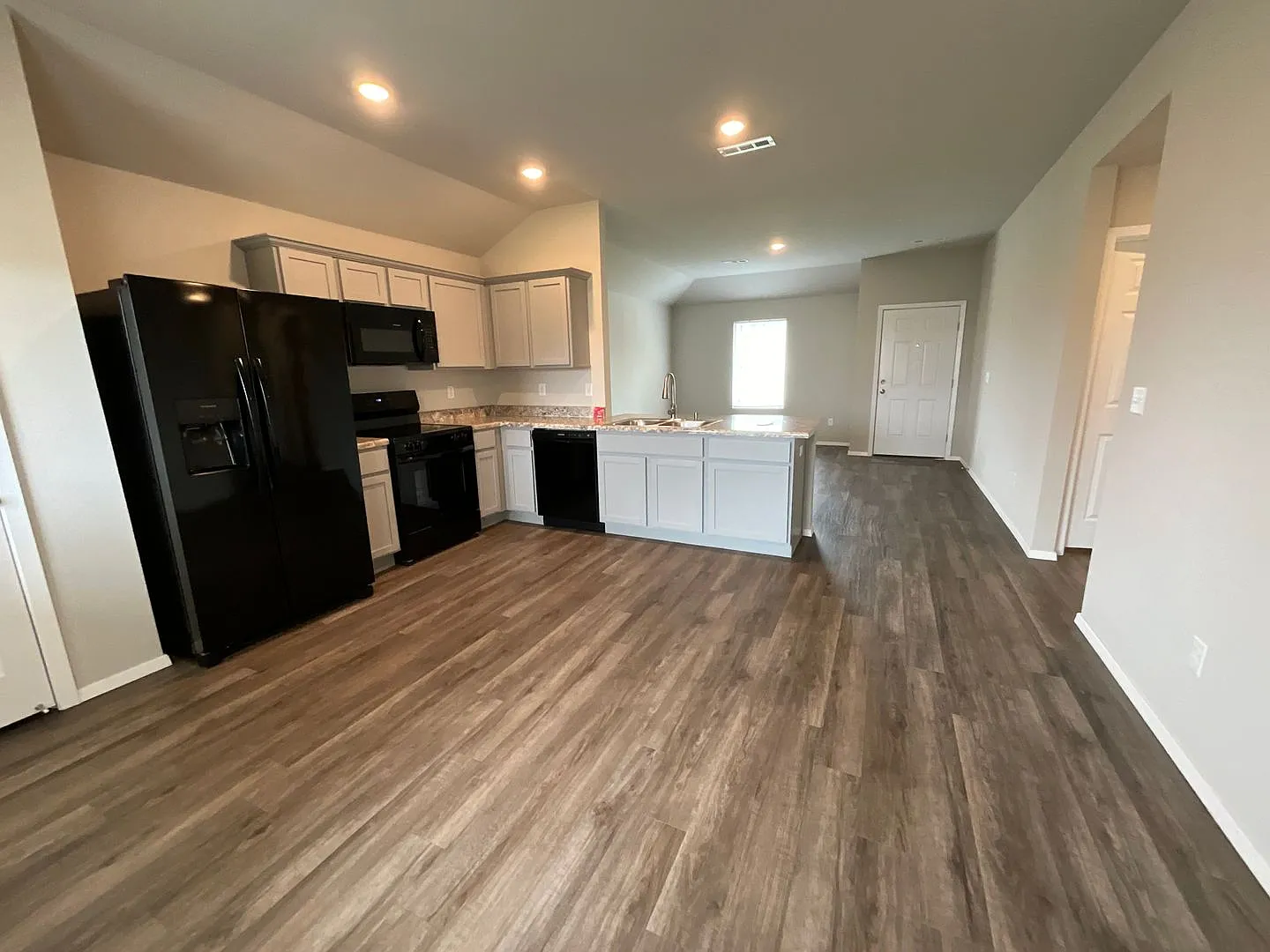 Stunning New 2024 Home Modern Living in Siloam Springs! — Photo 4