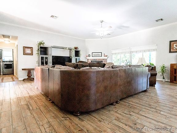 3rd image of 8474 S Murphree Dr
