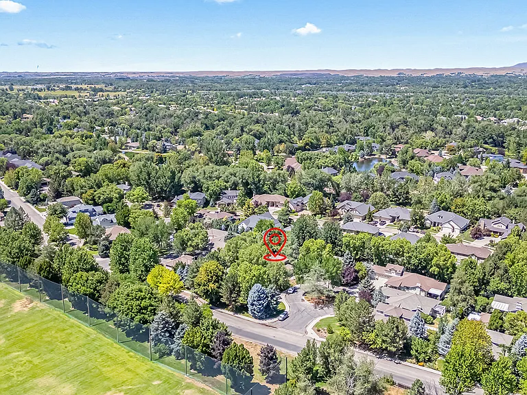 246 W Colchester Dr — Photo 59