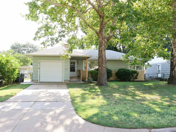 1907 Larson St, Salina, KS 67401