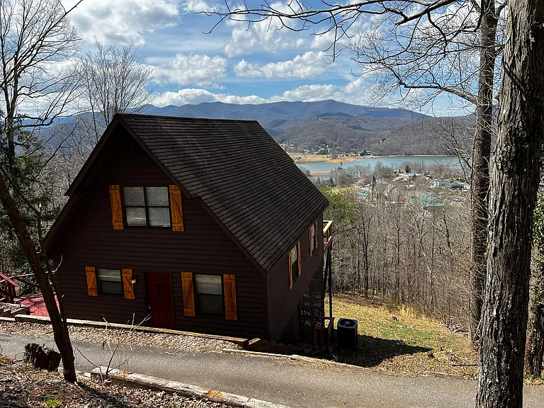 404 Mountain Dr N — Photo 1