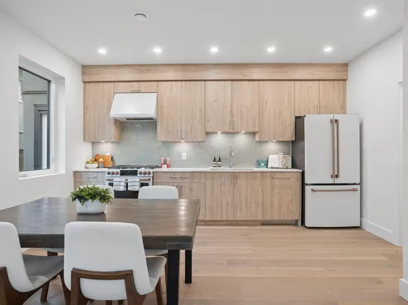 2339 Parker St #2, Vancouver, BC V5L 2M2