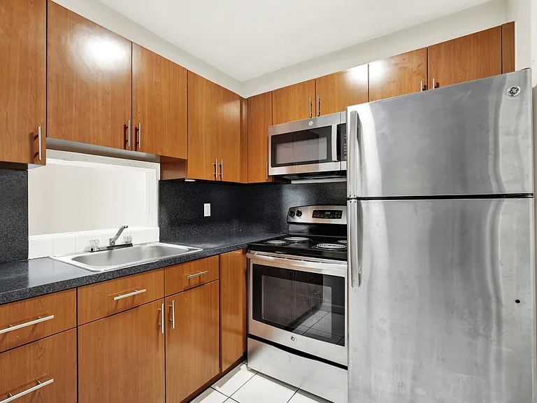 416 Santander Ave — Photo 4