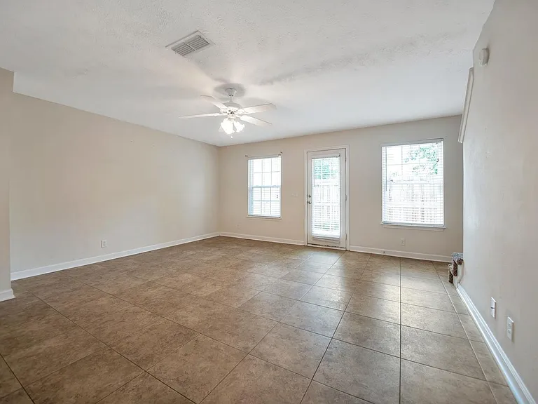 2505 Comanche Way — Photo 4