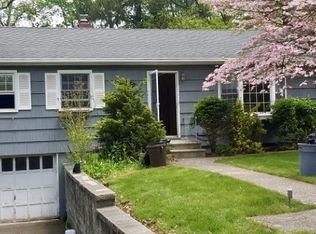97 Walnut St, Oakland, NJ 07436