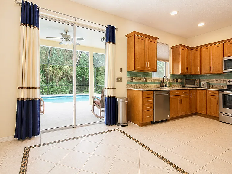 410 Sandringham Ct — Photo 10