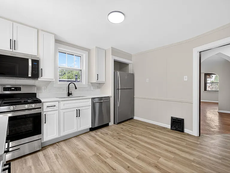 304 Bayless Ave — Photo 9