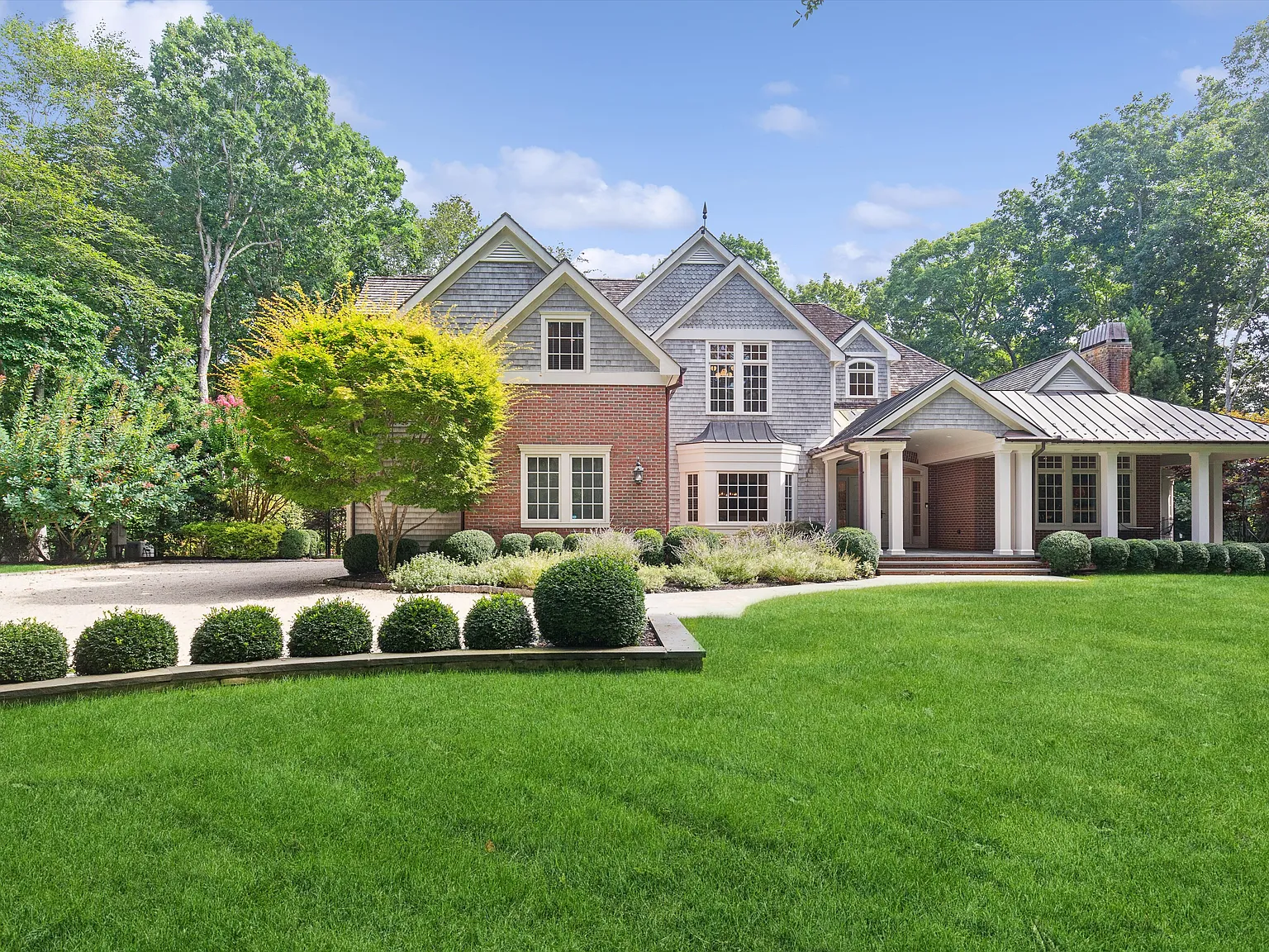 Charming North Haven Traditional, Pool & Private a Rare Find — Photo 2