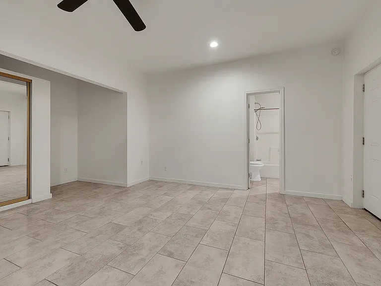638 E 1st St #3 — Photo 13