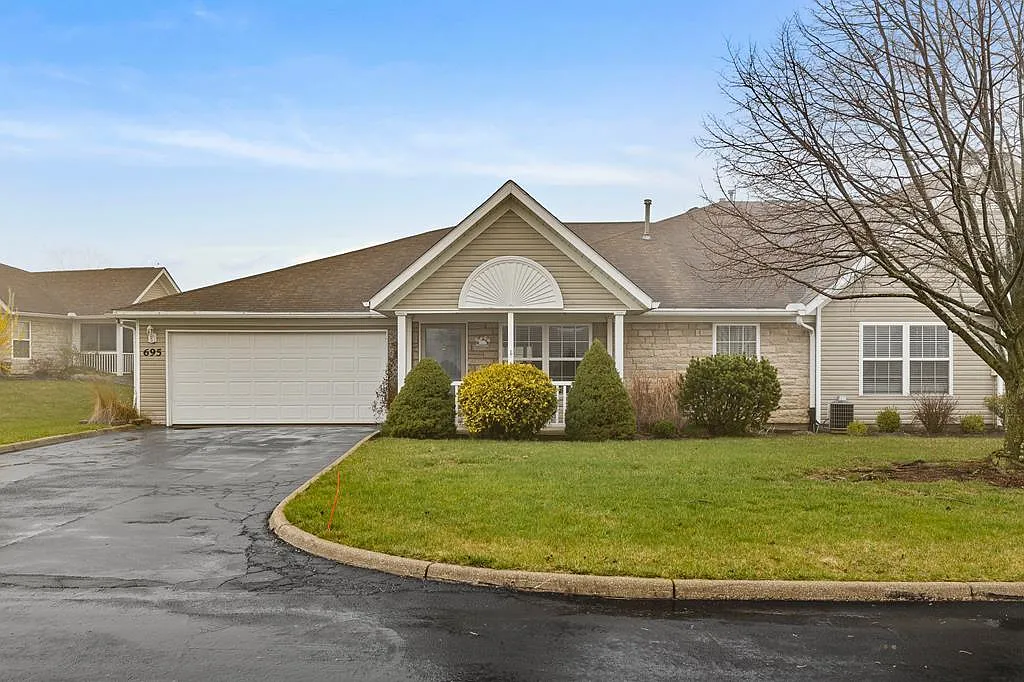 695 Scott Dr photo 1