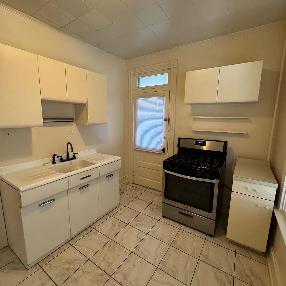 2 bed, 1.0 bath, 850 sqft, $1,300 — Photo 1