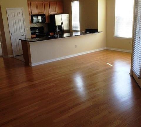 4th image of 800 E 15th St Unit 107
